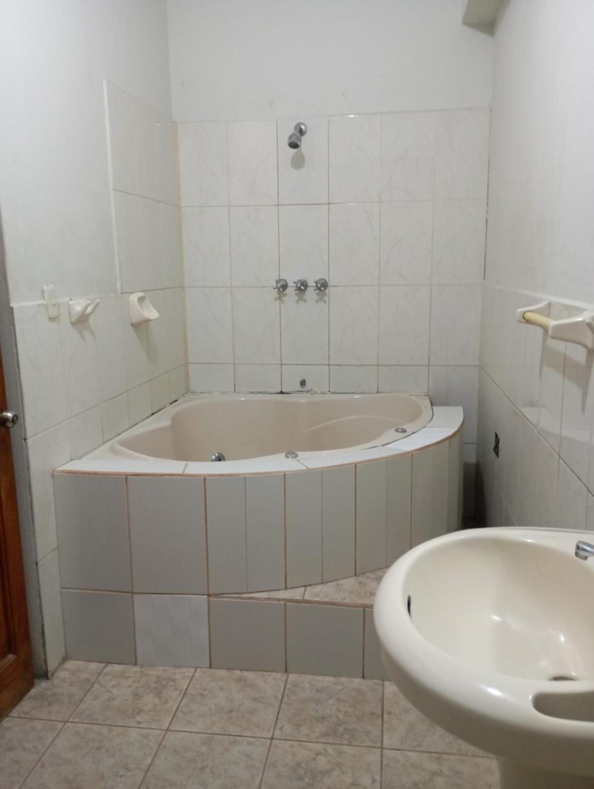 Hostal El Puerto Yurimaguas Esterno foto